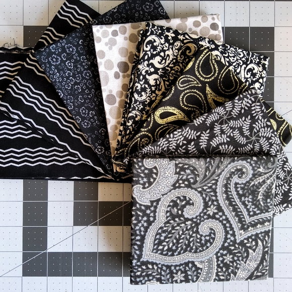Cotton Quilting Craft Fabric Fat Quarter Bundle Black White Floral Blenders 32 - Picture 2 of 7